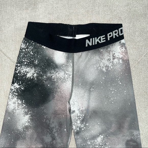 Nike Pro Capri Leggings, size XS, elastic waist - Picture 2 of 6